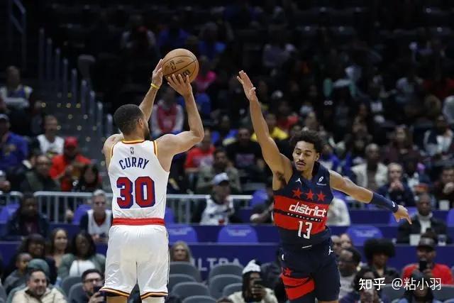 尼克斯主帅迈克·布朗的采访简直语出惊人：“我在NBA混了一辈子，从没见过哪个22岁的年轻人，会像苦行僧一样搞什么宗教静修和闭关训练。无论赛季内外，他的自律程度简直非人类。”不仅如此，“庄神”德拉蒙德也承认文班是全联盟最难对付的对手，没有之一：“我防他简直绝望，身体对抗他就像泥鳅一样，外线防...